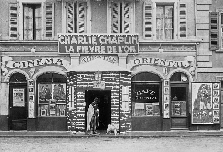 
"La Rue vers l’or" de Chaplin prsente en 1925 au cinma Oriental.
(il semble qu’il s’agisse d’un manequin. Le chien, lui, est bien vivant !)
